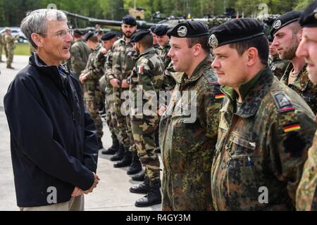 Secrétaire de l'Armée de Robert M. Speer (à gauche) discute avec les soldats allemands, à la cérémonie d'ouverture de l'Europe forte Défi du réservoir (CEEC) à la zone d'entraînement Grafenwoehr, Allemagne, Mai 07, 2017. La Commission nationale de l'économie est organisée conjointement par l'Europe de l'armée américaine et l'armée allemande, 12 mai 2017. Le concours est conçu pour projeter une présence dynamique, favoriser le partenariat militaire, de promouvoir l'interopérabilité, et fournit un environnement de partage de tactiques, techniques et procédures. Six pelotons de l'OTAN et les pays partenaires sont dans la compétition. Banque D'Images