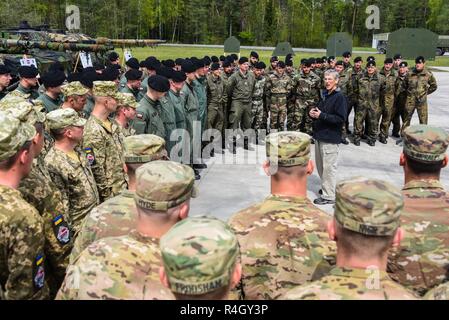 Secrétaire de l'Armée de Robert M. Speer prononce une allocution aux participants de l'Europe forte Défi du réservoir (CEEC) à la zone d'entraînement Grafenwoehr, Allemagne, Mai 07, 2017. La Commission nationale de l'économie est organisée conjointement par l'Europe de l'armée américaine et l'armée allemande, 12 mai 2017. Le concours est conçu pour projeter une présence dynamique, favoriser le partenariat militaire, de promouvoir l'interopérabilité, et fournit un environnement de partage de tactiques, techniques et procédures. Six pelotons de l'OTAN et les pays partenaires sont dans la compétition. Banque D'Images