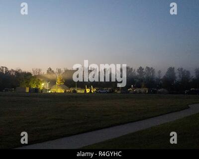 Le soleil se lève sur Camp Atterbury, Indiana comme 115e Brigade d'artillerie du Wyoming continuent d'établir des communications, de la logistique et des opérations. La 38e Division d'infanterie, de trains d'Indianapolis avec différents états pour un exercice de formation mettant l'accent sur les mouvements de bataille, les actions et les performances. Banque D'Images