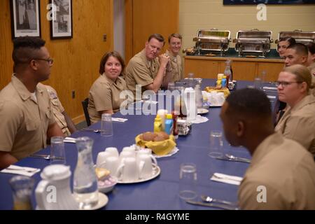 Grands Lacs, mauvais (27 septembre 2018) l'éducation et de formation de la Marine Commandant Commande Adm arrière. Cozad Kyle mange à midi avec la Coalition de marins contre les décisions destructrices du 27 septembre. Banque D'Images