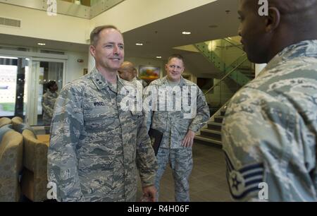 U.S. Air Force, le général John M. Wood, commandant de la 3e armée de l'air, parle d'un aviateur de la 423rd Squadron médical au cours de sa première visite avec la 501e escadre de soutien au combat à RAF Alconbury, Angleterre le 27 septembre 2018. Le général de bois a récemment pris le commandement de la 3ème Air Force plus tôt ce mois-ci. Banque D'Images