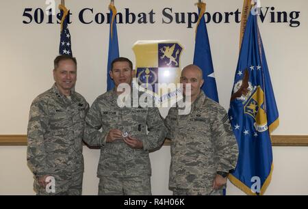 U.S. Air Force, le général John M. Wood (à gauche), commandant de la 3e Air Force, pièces de Master Le sergent Christopher Robertson (au centre), un défenseur avec le 423rd Squadron, les forces de sécurité à RAF Alconbury, en Angleterre au cours de sa première visite avec la 501e escadre de soutien au combat le 27 septembre 2018. Le général de bois a récemment pris le commandement de la 3ème Air Force plus tôt ce mois-ci. Banque D'Images