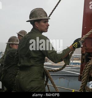 Les Marines américains affectés à 2'aile de l'avion, une grue guide comptable système multifonction à grande mobilité des véhicules à roues à bord du navire SS logistique aviation Wright (T-AVB-3), en préparation de stade 18 Trident à Morehead City, N.C., 28 septembre 2018. Trident stade fait partie d'une série d'exercices prévus pour améliorer les États-Unis et ses alliés de l'aptitude à collaborer ensemble pour mener des opérations militaires dans des conditions difficiles. Banque D'Images