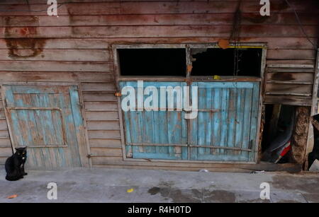 Image de leaning maison abandonnée, c'est en dessous du niveau de la chaussée Banque D'Images