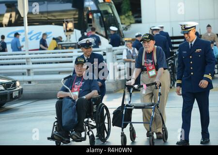 Maître de 3e classe Kevin Chan et le lieutenant Anthony Solares, tous deux de la Division des inspections de la sécurité maritime à Portland, dans l'unité d'aider les anciens combattants de la guerre de Corée Clyde Harmon et Walt Hull dans l'Aéroport International de Portland de Portland, Ore., 27 sept., 2018. Membres à Portland MSU ont donné de leur temps pour aider les anciens combattants de la guerre des militaires participant à des événements mis en place par l'honneur réseau. La Garde côtière américaine Banque D'Images