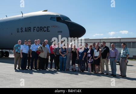 Un groupe du Commonwealth des îles Mariannes du Nord, de l'Autorité portuaire du Commonwealth, et du Département de la défense des civils, entrepreneurs et membres de prendre une photo en face d'un KC-135R Stratotanker sur Joint Base Harbor-Hickam Pearl, Washington, le 19 septembre, 2018. Toutes les parties ont été à Hawaii pour la quatrième série de négociations de baux fonciers pour l'utilisation future de l'Aéroport International de Tinian. L'US Air Force veut utiliser l'aéroport militaire de détourner l'aide humanitaire, les opérations de rassemblement, d'exercices et autres activités de soutien des aéronefs. Banque D'Images