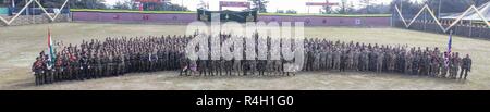 Avec les États-Unis et des soldats des armées indiennes posent pour une photo de groupe après la Yudh Abhyas cérémonie de clôture à Chaubattia Station militaire, l'Inde, le 16 septembre 2018. L'exercice bilatéral a été axé sur l'amélioration de la coopération et de la coordination entre les deux armées des nations unies par le biais de la formation et d'échanges culturels. Banque D'Images