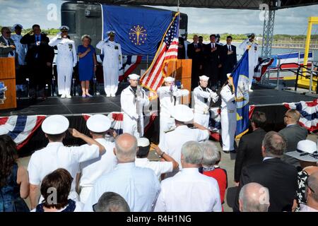PORT CANAVERAL, en Floride (sept. 29, 2018) l'enseigne nationale est présenté au cours de la cérémonie de mise en service de l'USS Indiana (SSN 789). L'Indiana est le 16e de la marine américaine de classe Virginia sous-marin d'attaque rapide et le troisième navire du nom de l'état de l'Indiana. Banque D'Images