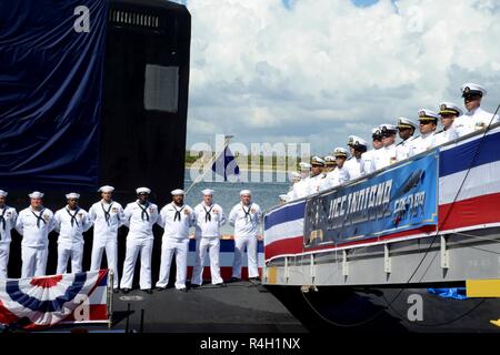PORT CANAVERAL, en Floride (sept. 29, 2018) marins affectés à l'USS Indiana (SSN 789) mettre le navire en vie au cours de la cérémonie de mise en service. L'Indiana est le 16e de la marine américaine de classe Virginia sous-marin d'attaque rapide et le troisième navire du nom de l'état de l'Indiana. Banque D'Images