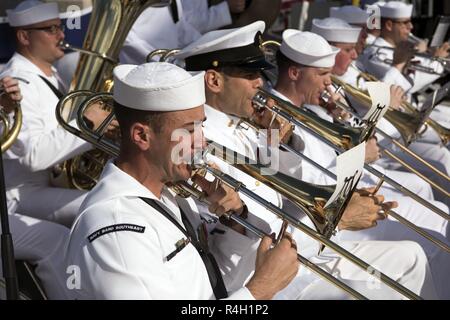 PORT CANAVERAL, en Floride (sept. 29, 2018) Les marins de la marine sud-est de la bande à l'USS Indiana commissioing de cérémonie (SSN 789). L'Indiana est le 16e de la marine américaine de classe Virginia sous-marin d'attaque rapide et le troisième navire du nom de l'état de l'Indiana. Banque D'Images