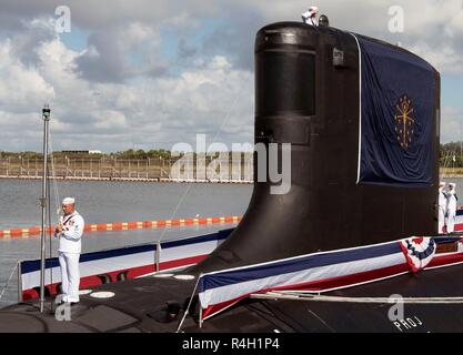 PORT CANAVERAL, en Floride (sept. 29, 2018) Un marin se prépare à relever l'Union Jack au cours de la cérémonie de mise en service de l'USS Indiana (SSN 789). L'Indiana est le 16e de la marine américaine de classe Virginia sous-marin d'attaque rapide et le troisième navire du nom de l'état de l'Indiana. Banque D'Images