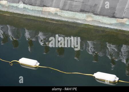 PORT CANAVERAL, en Floride (sept. 29, 2018) Les marins se tenir sur l'USS Indiana (SSN 789) au cours de la cérémonie de comissioning. L'Indiana est le 16e de la marine américaine de classe Virginia sous-marin d'attaque rapide et le troisième navire du nom de l'état de l'Indiana. Banque D'Images