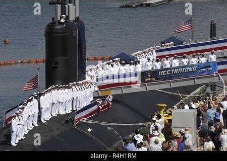 PORT CANAVERAL, en Floride (sept. 29, 2018) l'équipage de l'USS Indiana (SSN 789) au garde à vous au cours de la cérémonie de mise en service du navire. L'Indiana est le 16e de la marine américaine de classe Virginia sous-marin d'attaque rapide et le troisième navire du nom de l'état de l'Indiana. Banque D'Images