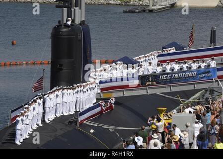 PORT CANAVERAL, en Floride (sept. 29, 2018) l'équipage de l'USS Indiana (SSN 789) militaires durant la cérémonie de mise en service du navire. L'Indiana est le 16e de la marine américaine de classe Virginia sous-marin d'attaque rapide et le troisième navire du nom de l'état de l'Indiana. Banque D'Images