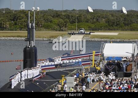 PORT CANAVERAL, en Floride (sept. 29, 2018) l'équipage de l'USS Indiana (SSN 789) stand au repos pendant la parade cérémonie de mise en service du navire. L'Indiana est le 16e de la marine américaine de classe Virginia sous-marin d'attaque rapide et le troisième navire du nom de l'état de l'Indiana. Banque D'Images