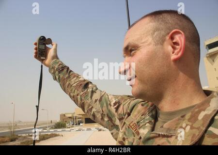 Le sergent de l'US Air Force. Merl Ledvina, météorologue affecté à la 379e Escadron de soutien des opérations expéditionnaires, utilise un Kestrel pour déterminer les conditions météorologiques à Al Udeid Air Base, au Qatar. Des prévisions météorologiques de l'US Air Force les unités de vol de soutien en donnant des équipages d'l'information dont ils ont besoin pour voler en toute sécurité, l'exécution de leurs missions, et renvoyer si nécessaire. Banque D'Images