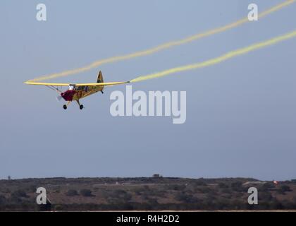 Kent Pietsch effectue des manœuvres aériennes dans son 1942 Interstate élève officier pendant son 2018 Marine Corps Air Station Miramar Air Show au MCAS Miramar, Californie, le 29 septembre.Cette année, l'air show rend hommage à '100 ans de femmes dans le Corps des marines en présentant plusieurs spectacles et expositions qui présente les réalisations et les jalons que les femmes ont réalisés depuis la première femme enlistee Laspo peut, Johnson, qui a rejoint le service en 1918. Banque D'Images