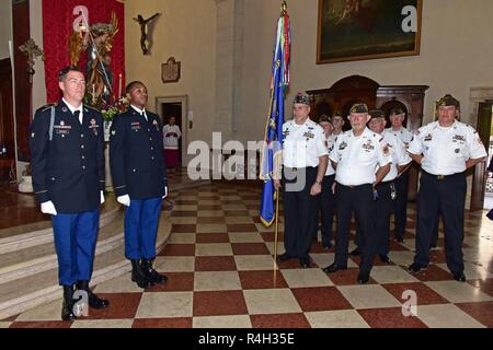 Les anciens combattants de l'armée américaine de la communauté et de parachutistes Vicenza affecté à la 173e Brigade aéroportée au cours d'une messe en l'honneur de la fête de Saint Michel, à l'église de Santa Maria dei Servi, Vicenza, Italie, 28 septembre 2018. Saint Michel Archange est le Saint Patron de la police italienne et aéroportées. Banque D'Images