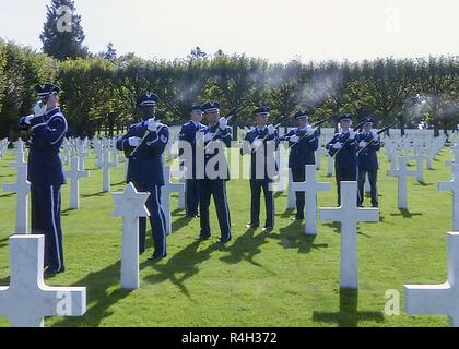 MEUSE-ARGONNE CIMETIÈRE, France (sept. 29, 2018) aviateurs attaché à la 52e Escadre de chasse, à partir de détails tir Air Base Spangdahlem, en Allemagne, le feu une salve de 21 coups au cours de la 100e anniversaire de la mort du lieutenant Frank Luke. Lt Frank Luke est le premier d'Amérique du Airman jamais de gagner la médaille d'honneur du Congrès (à titre posthume) pour sa dernière mission. Le 29 septembre 1918, Lt Luke a été abattu à Murvaux village, blessé à la poitrine par l'incendie au sol et est mort tirant son pistolet sur des soldats allemands. L'Europe de l'US Air Force Banque D'Images