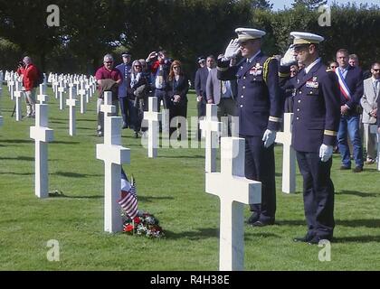MEUSE-ARGONNE CIMETIÈRE, France (sept. 29, 2018) Deux officiers français salue la tombe du lieutenant Frank Luke pendant le 100e anniversaire de sa mort. Le lieutenant Frank Luke est le premier d'Amérique du Airman jamais de gagner la médaille d'honneur du Congrès (à titre posthume) pour sa dernière mission. Le 29 septembre 1918, Lt Luke a été abattu à Murvaux village, blessé à la poitrine par l'incendie au sol et est mort tirant son pistolet sur des soldats allemands. L'Europe de l'US Air Force Banque D'Images