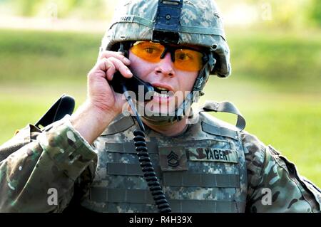 Le Sgt. 1re classe Jameson Yager, membre de la Taylor, 177e Brigade de police militaire de la Garde nationale, Michigan, simule l'appel dans un 9-line demande l'évacuation médicale au cours de l'Army National Guard Michigan's 2018 Concours meilleur guerrier qui s'est tenue du 23 au 26 septembre 2018 au Fort Custer Training Center à Augusta, au Michigan. Vingt soldats et les sous-officiers étaient en lice pour les titres tout en MIARNG convoité et sélectionner l'unité de direction offerts entraîneurs semi-silencieux appui au groupe. La Garde nationale ( Michigan Banque D'Images