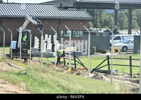 Catamount Constructors, travailleurs avec Inc. de Lakewood, Colorado, continuer la construction du Fort McCoy Point de contrôle d'accès 26 septembre 2018 Projet de Fort McCoy, Wisconsin (Etats-Unis) un contrat de 9,9 millions de dollars pour la nouvelle construction a été attribué en mai 2017 à l'intermédiaire de la Catamount Constructors Inc. U.S. Army Corps of Engineers, qui gère le contrat. La description du projet indique la construction inclut la construction d'un nouveau contrôle d'identité avec un nouveau gardien ; bureau ; recherche et développement ; les auvents d'inspection et de la construction de nouvelles routes, parking, éclairage et feux de circulation. Banque D'Images