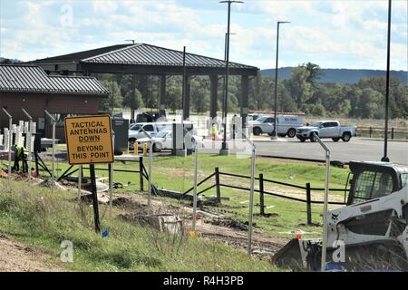 Catamount Constructors, travailleurs avec Inc. de Lakewood, Colorado, continuer la construction du Fort McCoy Point de contrôle d'accès 26 septembre 2018 Projet de Fort McCoy, Wisconsin (Etats-Unis) un contrat de 9,9 millions de dollars pour la nouvelle construction a été attribué en mai 2017 à l'intermédiaire de la Catamount Constructors Inc. U.S. Army Corps of Engineers, qui gère le contrat. La description du projet indique la construction inclut la construction d'un nouveau contrôle d'identité avec un nouveau gardien ; bureau ; recherche et développement ; les auvents d'inspection et de la construction de nouvelles routes, parking, éclairage et feux de circulation. Banque D'Images
