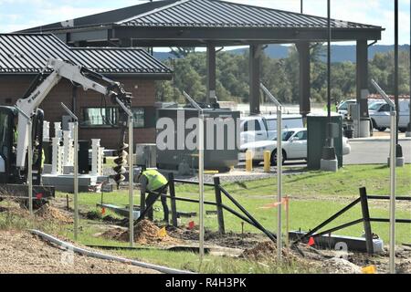 Catamount Constructors, travailleurs avec Inc. de Lakewood, Colorado, continuer la construction du Fort McCoy Point de contrôle d'accès 26 septembre 2018 Projet de Fort McCoy, Wisconsin (Etats-Unis) un contrat de 9,9 millions de dollars pour la nouvelle construction a été attribué en mai 2017 à l'intermédiaire de la Catamount Constructors Inc. U.S. Army Corps of Engineers, qui gère le contrat. La description du projet indique la construction inclut la construction d'un nouveau contrôle d'identité avec un nouveau gardien ; bureau ; recherche et développement ; les auvents d'inspection et de la construction de nouvelles routes, parking, éclairage et feux de circulation. Banque D'Images