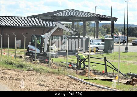 Catamount Constructors, travailleurs avec Inc. de Lakewood, Colorado, continuer la construction du Fort McCoy Point de contrôle d'accès 26 septembre 2018 Projet de Fort McCoy, Wisconsin (Etats-Unis) un contrat de 9,9 millions de dollars pour la nouvelle construction a été attribué en mai 2017 à l'intermédiaire de la Catamount Constructors Inc. U.S. Army Corps of Engineers, qui gère le contrat. La description du projet indique la construction inclut la construction d'un nouveau contrôle d'identité avec un nouveau gardien ; bureau ; recherche et développement ; les auvents d'inspection et de la construction de nouvelles routes, parking, éclairage et feux de circulation. Banque D'Images