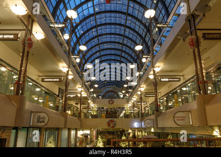 Intérieur de la Crocker Galleria Shopping Mall dans le quartier financier Banque D'Images