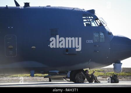 Aviateurs, attendre d'autres instructions de l'équipage d'air après avoir terminé l'entretien pré-vol sur un AC-130W II Stinger à Vandenberg Air Force Base, en Californie, 20 sept, 2018. L'entraînement au tir réel enveloppé la pleine Mission Profil de l'exercice. Banque D'Images