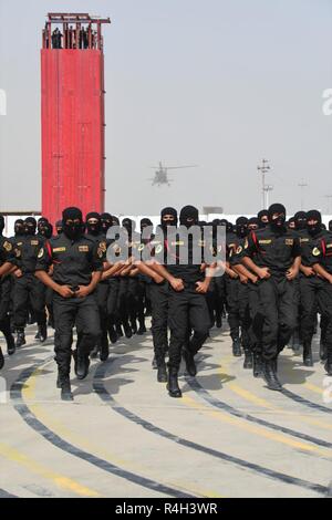 Un Service de lutte contre le terrorisme (CTS) et l'équipe de cérémonie se produit devant les membres de la Coalition et les agents en visite au cours de la cérémonie de remise des diplômes à la CTS CTS 2e École de parade à Bagdad, Iraq, Octobre 1, 2018. Depuis janvier 2015 le personnel de la Coalition ont assuré la formation de plus de 150 000 soldats irakiens et les femmes de tous les rangs, y compris 55 000 membres de l'armée iraquienne ; près de 25 000 et 72 000 policiers autour de la sécurité, des gardes frontière et de contre-terrorisme personnel. L'Armée américaine Banque D'Images