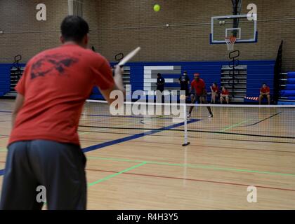 Le s.. Ryan Sanfilippo, 56e Escadron de soutien de contrôleur aérien, sert un pickle ball à un membre de la 1re classe Christopher Robinson, 63e Escadron de chasse, la gestion des ressources de l'aviation escadron compagnon, au cours de la troisième édition annuelle de la Coupe du Thunderbolt à Luke Air Force Base, en Arizona, le 27 septembre 2018. L'écran Thunderbolt Cup est un événement de deux jours qui permet aux aviateurs tout au long de la base pour participer à des activités comme un triathlon, pickle ball, le paintball et le golf. Banque D'Images