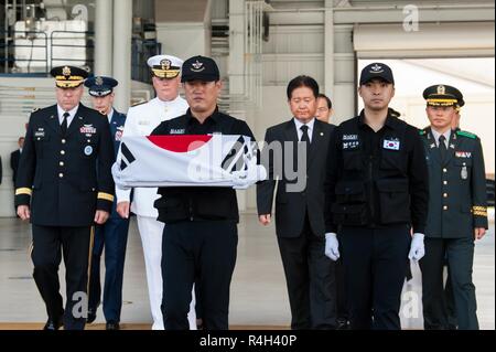 Les membres du Service avec la République de Corée escorter la dépouille d'un membre du service de la Corée du Sud au cours d'une cérémonie de rapatriement organisé par Défense nationale POW/MIA Agence Comptable sur une base commune, Harbor-Hickam Pearl 27 septembre 2018. La cérémonie a eu lieu à rapatrier 64 reste qui ont été récupérés lors des opérations de récupération conjointe mais ont ensuite déterminé à être membres de la Corée du Sud. Banque D'Images