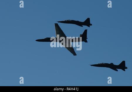 Un U-2 Dragon Lady et T-38 Serres voler en formation au cours de la ville capitale de l'aéronautique à l'Aérodrome de Mather, Californie, du 22 septembre 2018. Le T-38s sont utilisés dans un programme complémentaire avec l'U-2, conçu pour permettre aux pilotes d'U-2 pour garder leurs heures de vol à jour. Banque D'Images