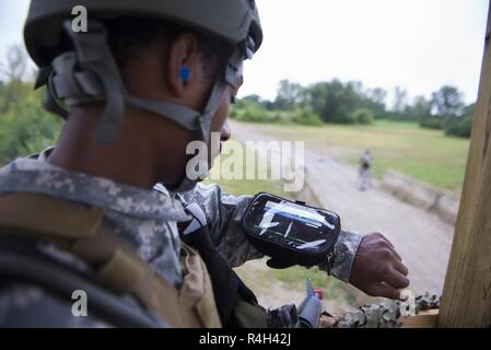Un aviateur consulte un bracelet expérimental 25 septembre 2018, tandis que la garde à la base d'entrée point de contrôle au cours de l'exercice guerrier Tech annuelle au Centre National de la préparation médicale à Fairborn, Ohio. Le bracelet est destiné à fournir des images en temps réel, et d'autres renseignements tactiques, de guerriers dans le milieu de la lutte. Banque D'Images