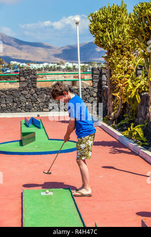 Garçon aime à jouer Mini-Golf Banque D'Images