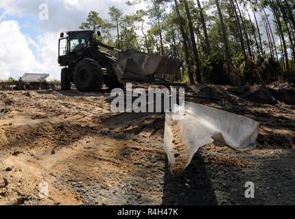 Un parachutiste avec la 161e compagnie d'appui (A) utilise un bulldozer pour retirer les contre-rails endommagés dans le cadre de la réparation des routes principales à l'Ocean Terminal militaire Sunny Point, N.C., 1er octobre 2018. La société fait partie du 27e Bataillon de Génie de Combat (a) de Fort Bragg, N.C., travaille temporairement en vertu du U.S. Army Corps of Engineers du District de Savannah. Le district est responsable de l'effort de redressement à l'ouragan Florence temple Motsu. -U.S. Army Banque D'Images