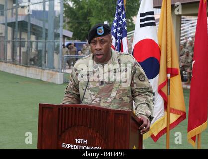 Le Sgt commande. Le Major Maurice C. Chaplin porte sur les soldats de la 19e Commandement de soutien expéditionnaire durant sa renonciation de responsabilité le 28 septembre 2019 Cérémonie au camp Walker, Busan, République de Corée. Chaplin continuera à servir dans une commande tant qu'il a été choisi pour servir en tant que sergent-major de commandement de la 8e commande Soutien Théâtre à Fort Shafter, New York. En tant que conseils d'adieu, Chaplin a offert ce que le leadership directives pour tous de savoir, "La confiance se gagne, pas donné !" Banque D'Images