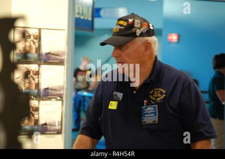 Espérons Allen, un ancien membre de l'équipage de l'USS Columbus (CA-74/CG-12) s'est rendue à l'équipage de l'RoadsVeteran Hampton USS Columbus (CA-74/CG-12) se sont réunis à l'hôtel Hampton Roads Naval Museum et Nauticus le Jeudi, Septembre 27, 2018. Environ 70 anciens membres de l'équipage du cruiser est arrivé pour leur réunion annuelle. Les activités comprenaient des visites du musée naval, et plusieurs anciens combattants du Vietnam qui étaient à bord du navire a reçu des épinglettes pour leur service. Beaucoup ont été heureux d'entendre parler de la nouvelle exposition du Musée de la Marine l'ouverture est prévue pour mai 2019, qui dispose de l'US Navy's Banque D'Images