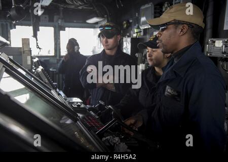 Océan Atlantique (oct. 1, 2018) marins quart sur le pont de la classe Ticonderoga croiseur lance-missiles USS Hue (CG 66). La ville de Hué est actuellement en cours en fonction d'un programme de déploiement. Banque D'Images
