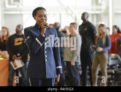 Smartt Melan Navigant de première classe, Air Force Band de chanteur de vol, chante l'hymne national avant les Cleveland Cavaliers Wine & Gold mêlée à Wright-Patterson Air Force Base, Ohio, le 30 septembre 2018. C'est la première fois que la mêlée, qui consistait en deux périodes de 12 minutes, a été joué sur une installation militaire. Banque D'Images