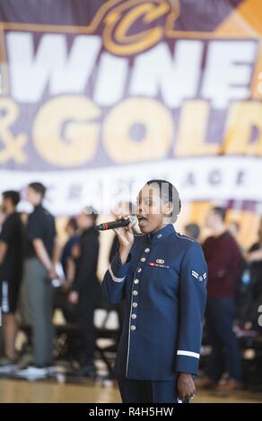 Smartt Melan Navigant de première classe, Air Force Band de chanteur de vol, chante l'hymne national avant la Cleveland Cavalier's Wine et Or mêlée, 30 sept, 2018, dans un hangar pour avions à Wright-Patterson Air Force Base, Ohio. Fans ont eu l'opportunité d'obtenir des autographes et photos avec les joueurs avant et après la pratique jeu. Banque D'Images