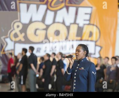 Smartt Melan Navigant de première classe, Air Force Band de chanteur de vol, chante l'hymne national avant la Cleveland Cavalier's Wine et Or mêlée, 30 sept, 2018, dans un hangar pour avions à Wright-Patterson Air Force Base, Ohio. Fans ont eu l'opportunité d'obtenir des autographes et photos avec les joueurs avant et après la pratique jeu. Banque D'Images