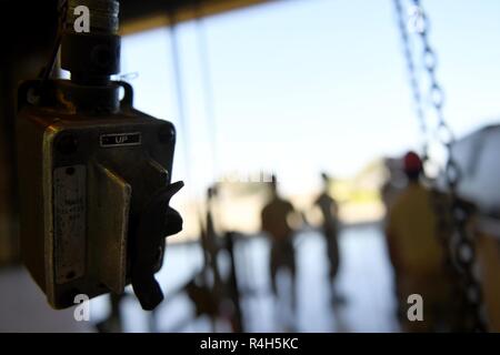 Un palan controller dangles comme aviateurs, affecté à la 432e Escadron de maintenance des aéronefs assembler un MQ-9 Reaper pour la capitale de la Californie 2018 Airshow à Mather Airport, Californie 432e Escadre/432e escadre expéditionnaire aérienne aviateurs ont voyagé avec l'appareil à l'exposition de communiquer leur position dominante, la persistance de l'attaque et mission de reconnaissance. Banque D'Images