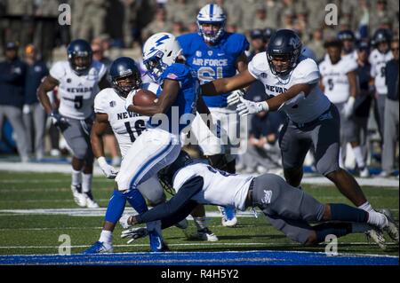 U.S. AIR FORCE ACADEMY, au Colorado -- Ronald Cleveland, Falcon wide receiver, tente d'acquérir une première au cours de la 29 Septembre, 2018 concours contre le Nevada Wolfpack à Falcon Stadium. Le Wolfpack a défait les Falcons 28-25 malgré un quatrième trimestre retour par le pèlerin. Banque D'Images