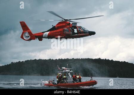 Un centre de formation aéronautique de la Garde côtière de l'équipage Mobile en Alabama offre de la formation avec un service d'incendie local. Banque D'Images