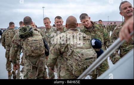 Soldats avec attaque Co., 1er Bataillon, 32e Régiment d'infanterie, 1e Brigade Combat Team, 10e Division de Montagne (LI), serre la main du 10e division de montagne et 1BCT après redéploiement de leadership de Djibouti, le 2 octobre 2018, Fort Drum, N.Y. Banque D'Images