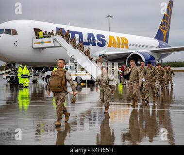 Soldats avec attaque Co., 1er Bataillon, 32e Régiment d'infanterie, 1e Brigade Combat Team, 10e Division de Montagne (LI) débarquer à Wheeler-Sack Army Airfield après redéploiement de Djibouti, le 2 octobre 2018, Fort Drum, N.Y. Banque D'Images