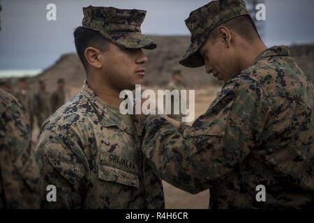Corps des Marines des États-Unis Le Cpl. Juan Grijalva, un administrateur de réseau avec l'objectif spécial crise Response-Central air-sol marin 19.1 commande, reçoit son caporal de chevrons lors d'une cérémonie à la promotion de la Marine Corps Air Station Yuma, Arizona, Octobre 1, 2018. Banque D'Images